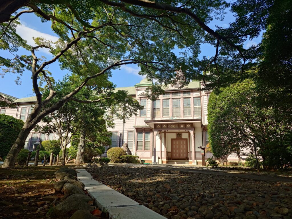 写真だけで涼しくなる美景　県立佐倉高等学校記念館　ハルマ和解を所蔵