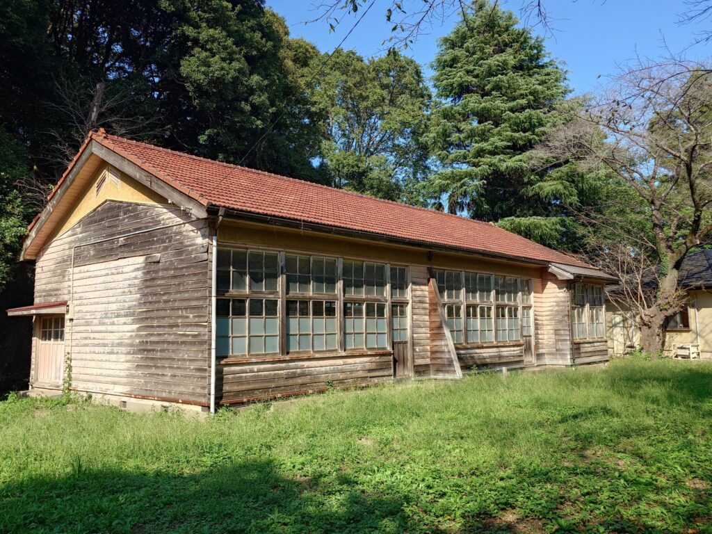 赤瓦の文化財は珍しい　旧佐倉市立志津小学校青菅（あおすげ）分校校舎