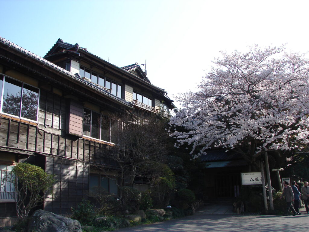 東金市八鶴館 本館外観