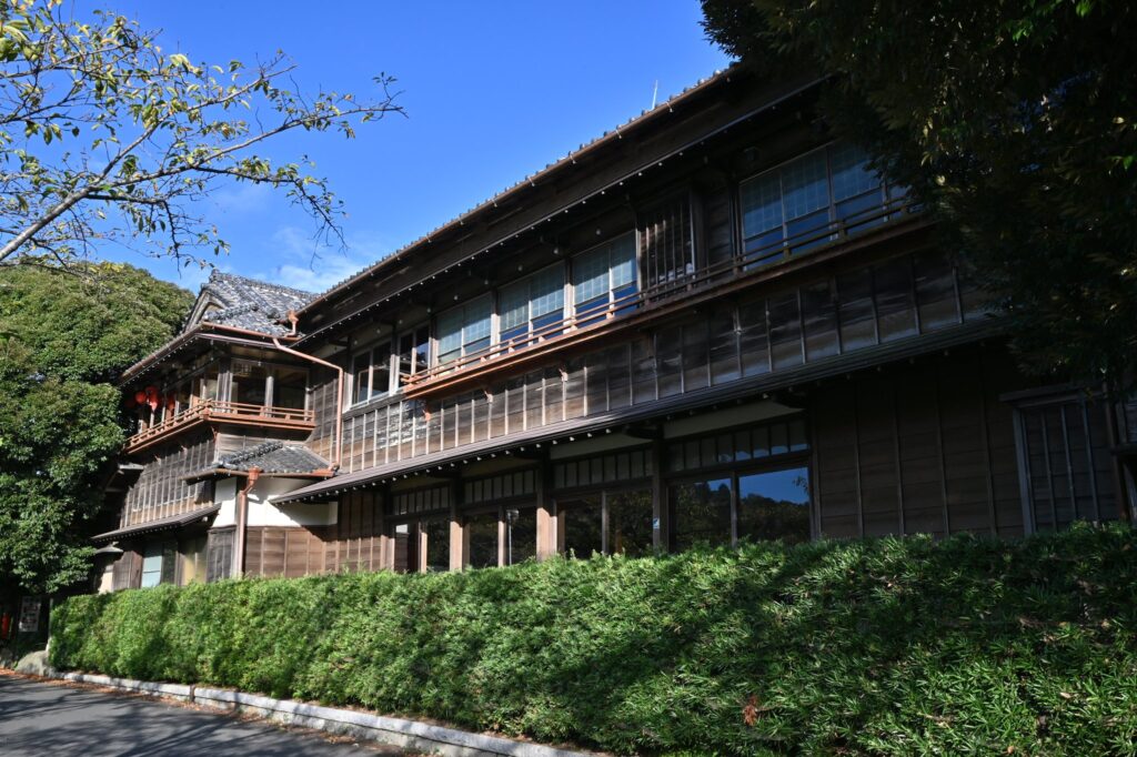 東金市八鶴館 本館外観